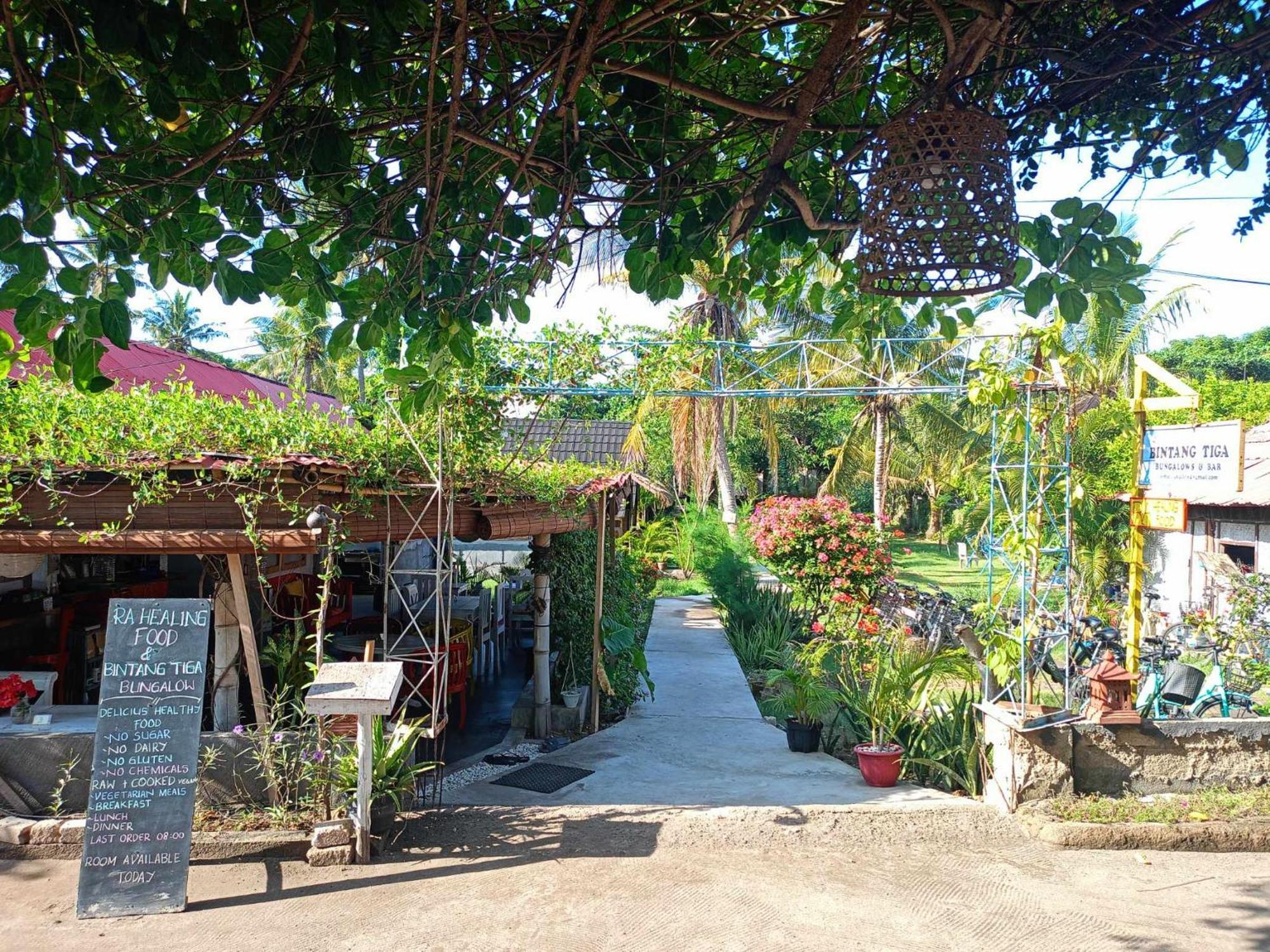Bintang Tiga Bungalows Гили Еър Екстериор снимка
