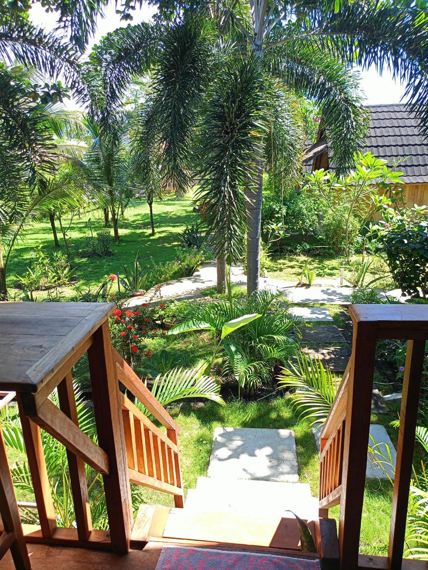 Bintang Tiga Bungalows Гили Еър Екстериор снимка